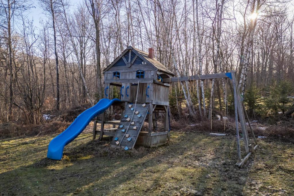 Résidence au cachet invitant nichée en toute intimité sur un terrain de 79 053 pi²