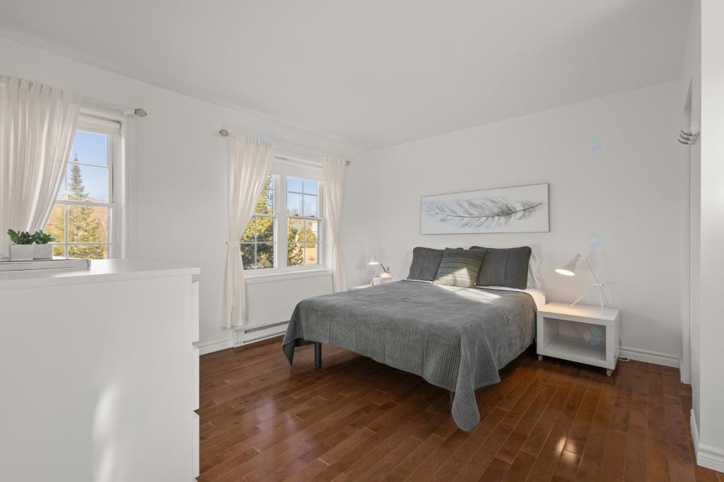 Résidence au cachet invitant nichée en toute intimité sur un terrain de 79 053 pi²