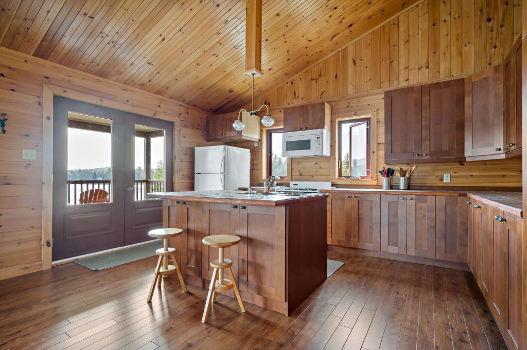 Tout meublé et équipé! Chaleureux chalet niché sur une île privée