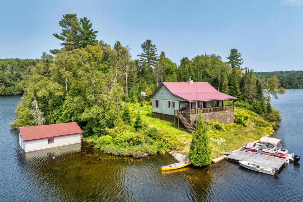 Tout meublé et équipé! Chaleureux chalet niché sur une île privée