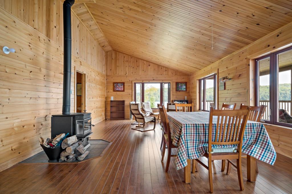 Tout meublé et équipé! Chaleureux chalet niché sur une île privée