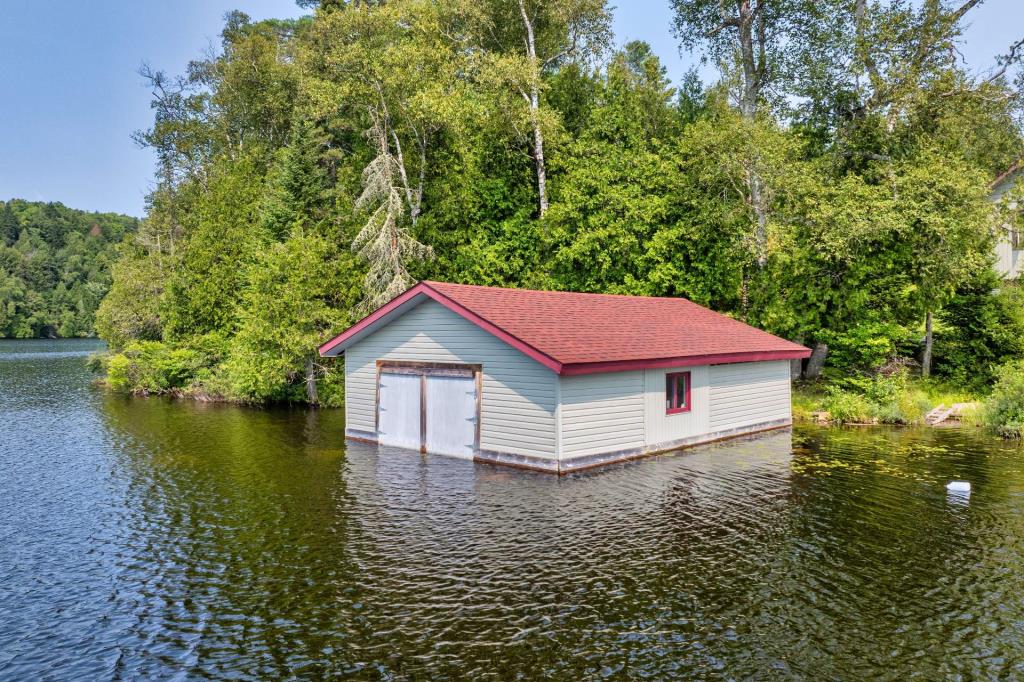 Tout meublé et équipé! Chaleureux chalet niché sur une île privée