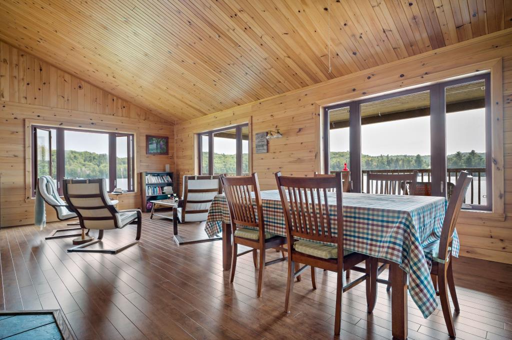 Tout meublé et équipé! Chaleureux chalet niché sur une île privée