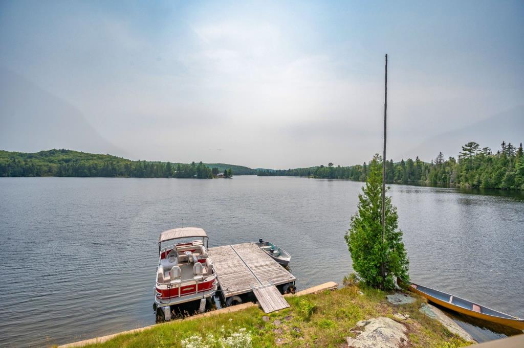 Tout meublé et équipé! Chaleureux chalet niché sur une île privée