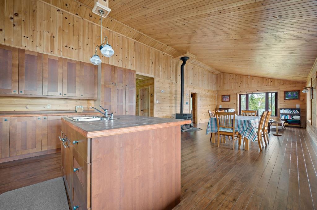 Tout meublé et équipé! Chaleureux chalet niché sur une île privée