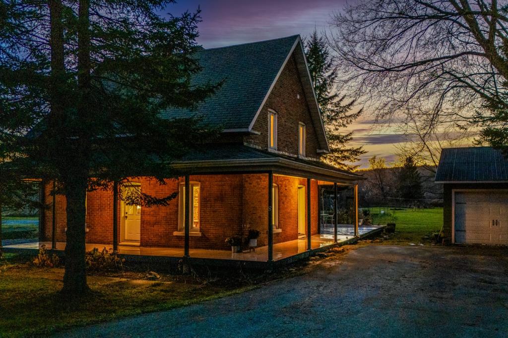 Cottage au cachet chaleureux entouré d'arbres matures sur un vaste terrain riverain