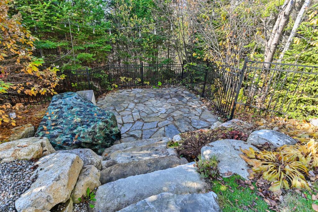 Oasis intime de plus de 75 000 pi² au milieu de la forêt