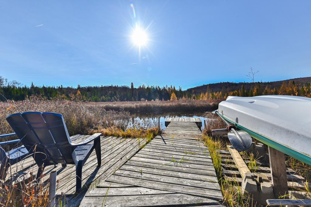 Oasis intime de plus de 75 000 pi² au milieu de la forêt