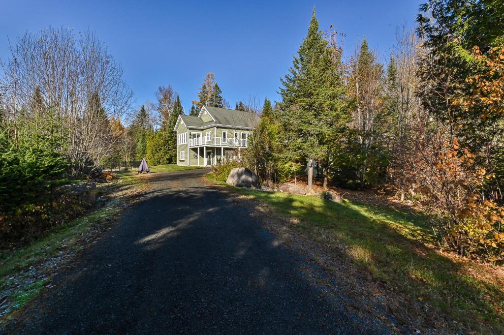 Oasis intime de plus de 75 000 pi² au milieu de la forêt