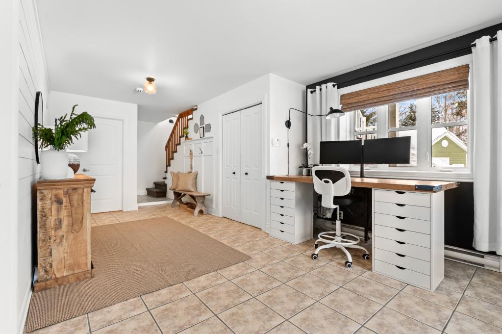 Oasis intime de plus de 75 000 pi² au milieu de la forêt