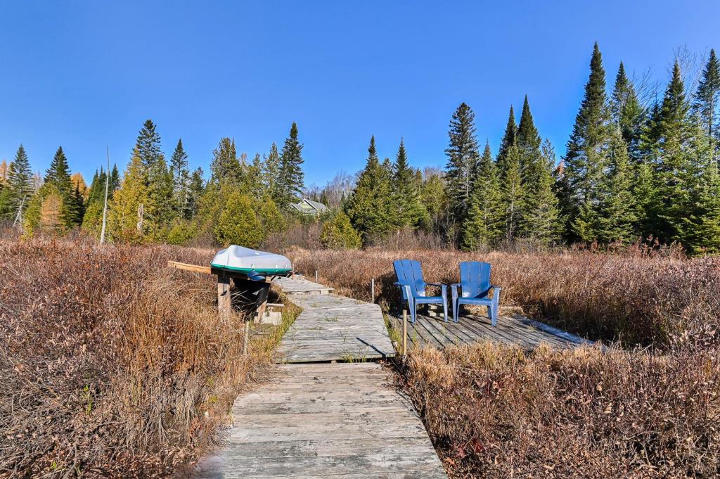 Oasis intime de plus de 75 000 pi² au milieu de la forêt