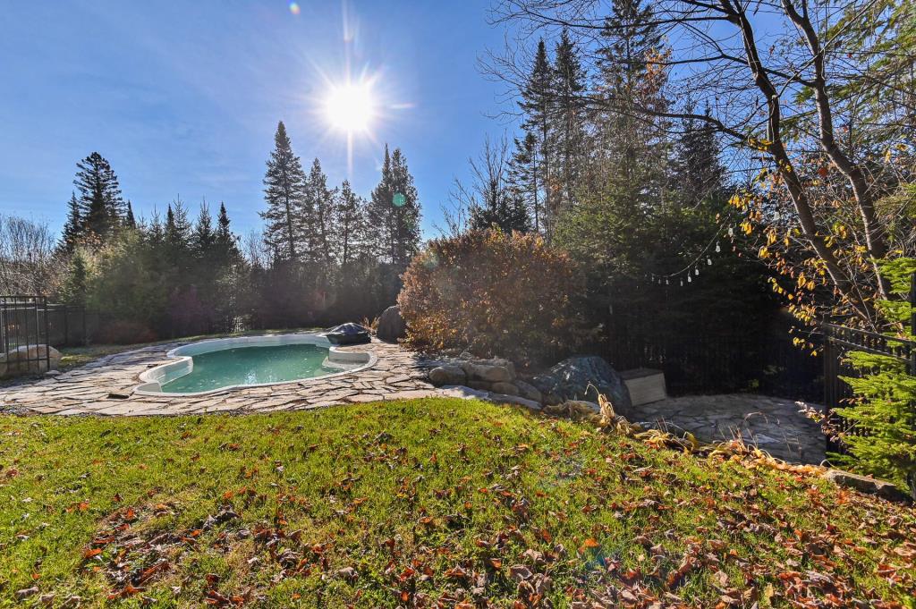 Oasis intime de plus de 75 000 pi² au milieu de la forêt