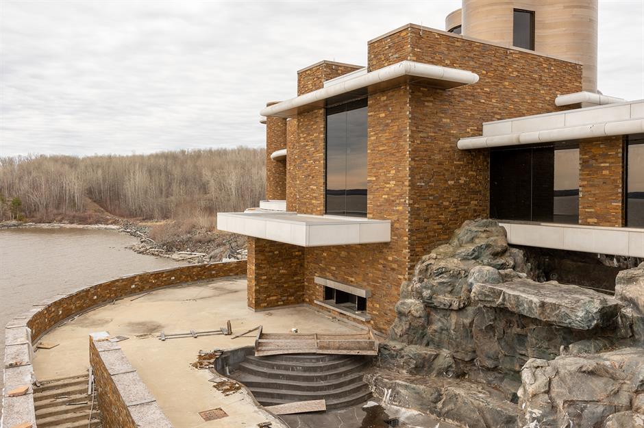 Découvrez l'intérieur de la plus grande maison abandonnée au Canada