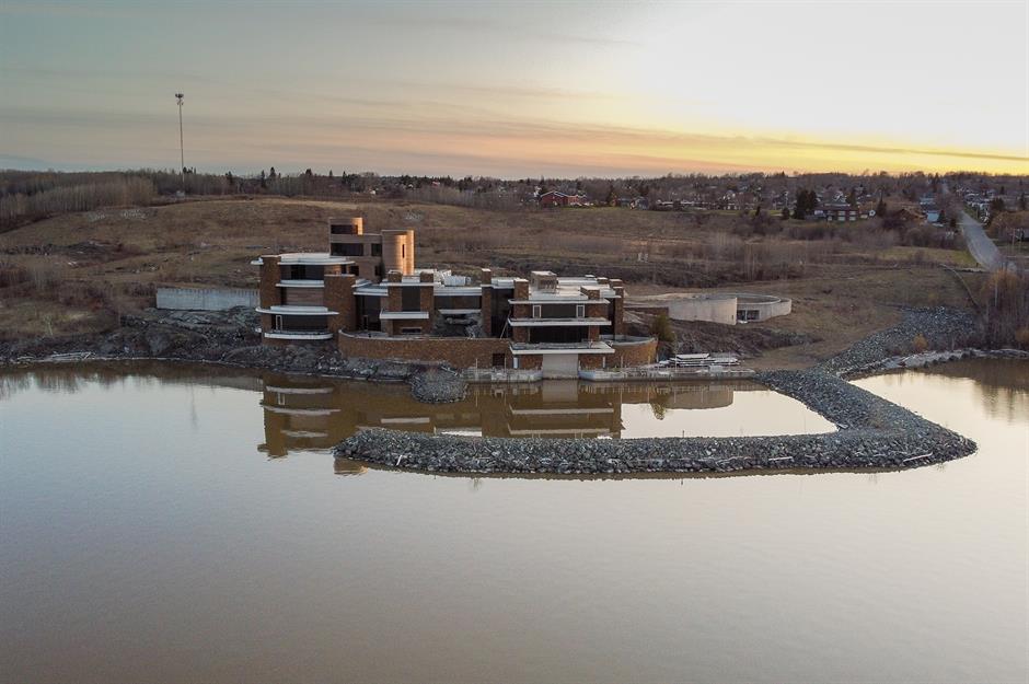 Découvrez l'intérieur de la plus grande maison abandonnée au Canada