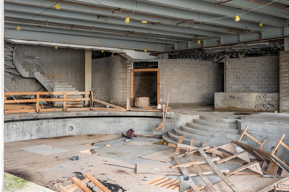 Découvrez l'intérieur de la plus grande maison abandonnée au Canada