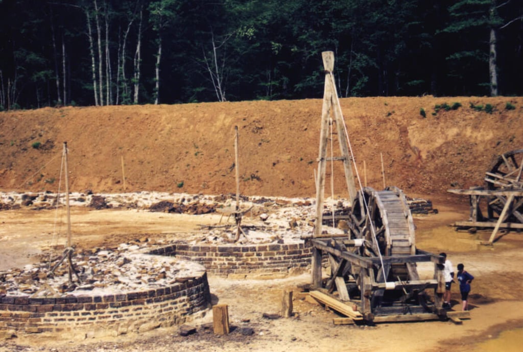 Des amis construisent un château médiéval en utilisant uniquement les techniques et matériaux du Moyen Âge