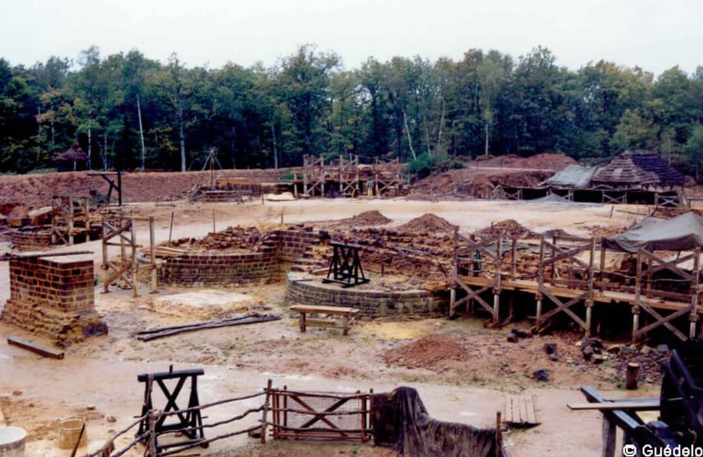 Des amis construisent un château médiéval en utilisant uniquement les techniques et matériaux du Moyen Âge