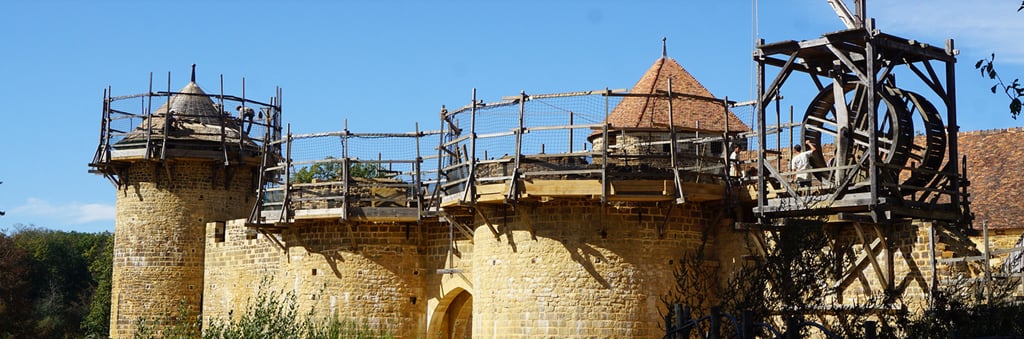 Des amis construisent un château médiéval en utilisant uniquement les techniques et matériaux du Moyen Âge