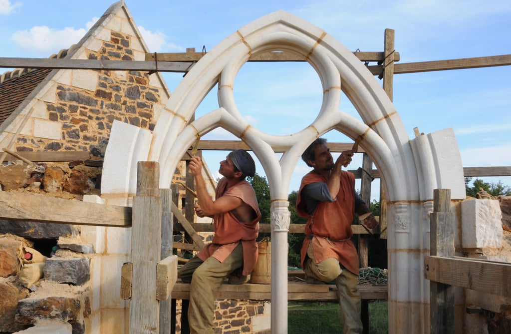 Des amis construisent un château médiéval en utilisant uniquement les techniques et matériaux du Moyen Âge