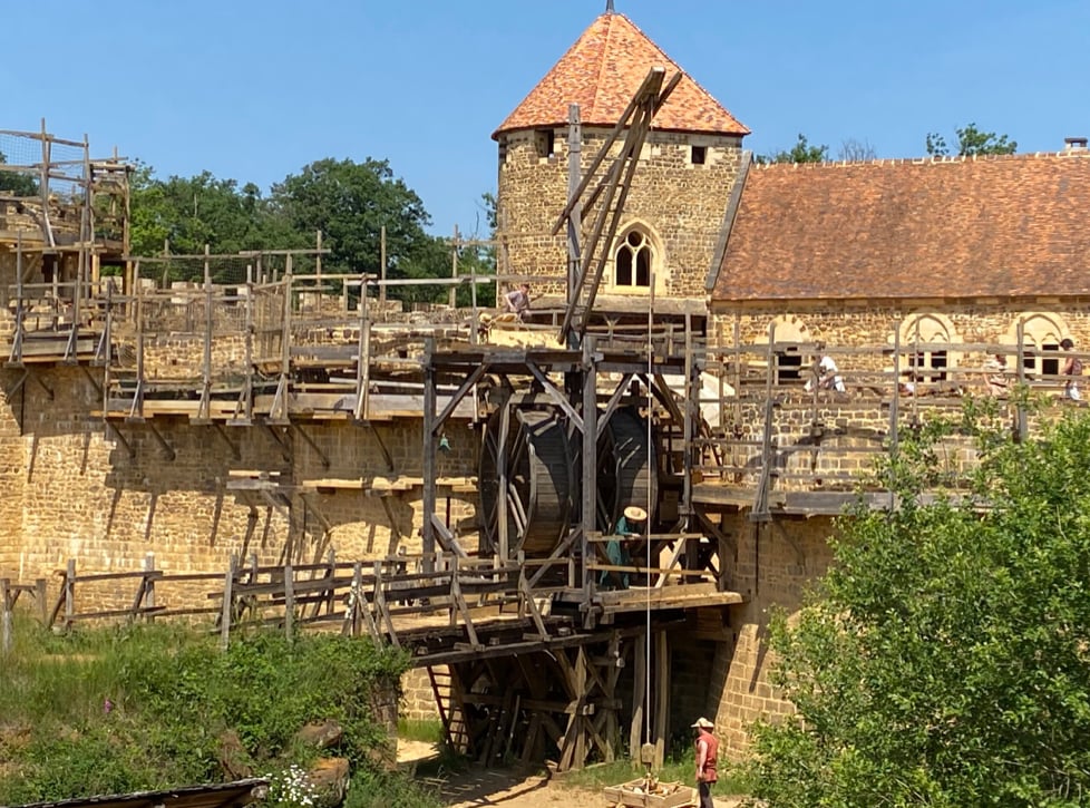 Des amis construisent un château médiéval en utilisant uniquement les techniques et matériaux du Moyen Âge