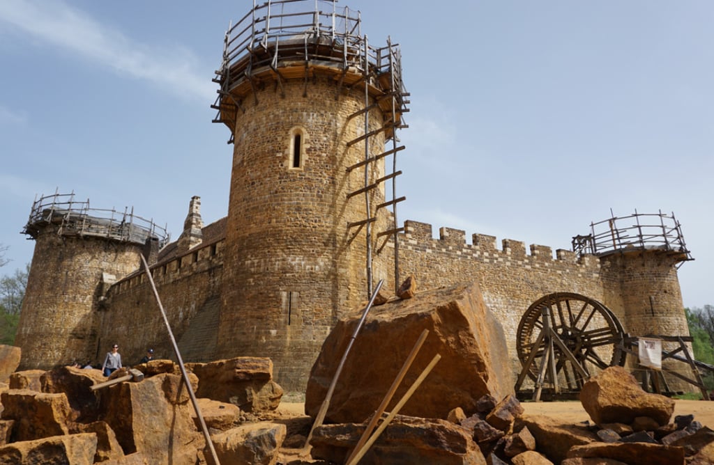 Des amis construisent un château médiéval en utilisant uniquement les techniques et matériaux du Moyen Âge