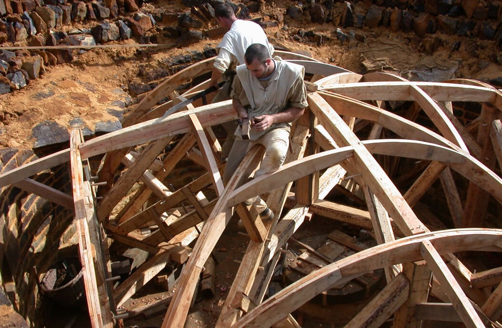 Des amis construisent un château médiéval en utilisant uniquement les techniques et matériaux du Moyen Âge