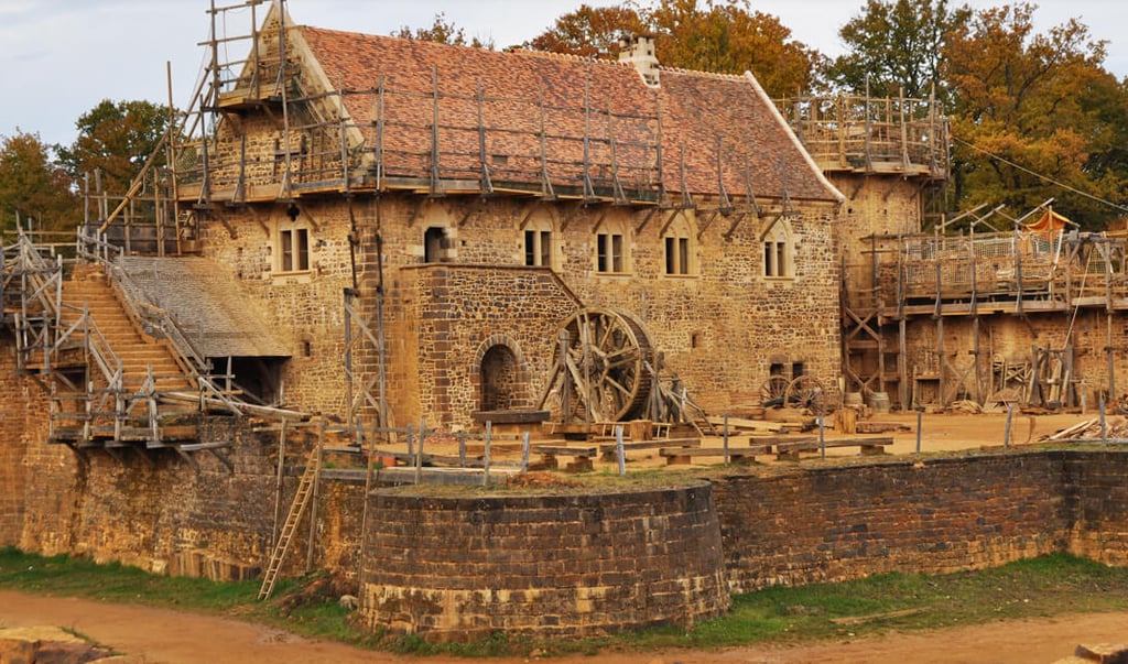 Des amis construisent un château médiéval en utilisant uniquement les techniques et matériaux du Moyen Âge