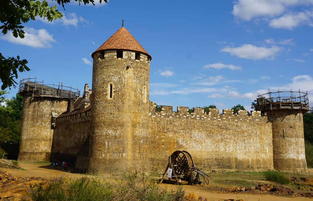 Des amis construisent un château médiéval en utilisant uniquement les techniques et matériaux du Moyen Âge