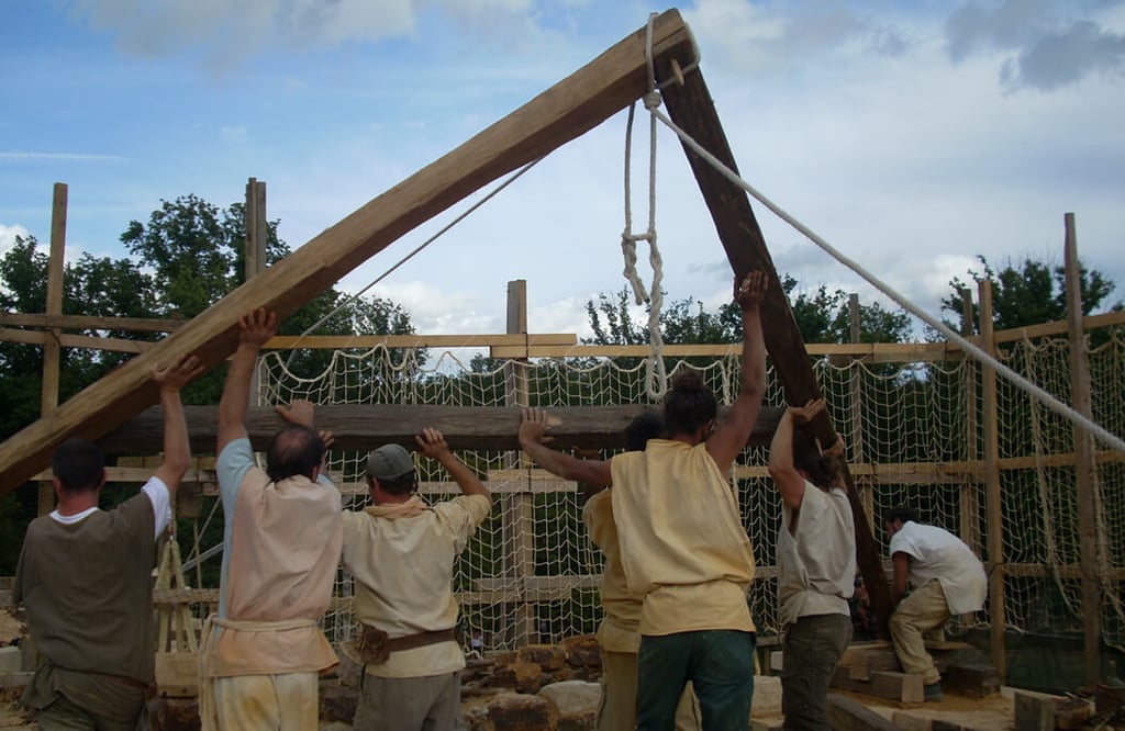 Des amis construisent un château médiéval en utilisant uniquement les techniques et matériaux du Moyen Âge