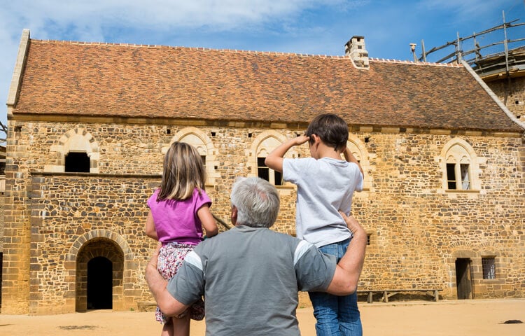 Des amis construisent un château médiéval en utilisant uniquement les techniques et matériaux du Moyen Âge