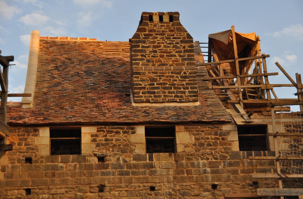 Des amis construisent un château médiéval en utilisant uniquement les techniques et matériaux du Moyen Âge