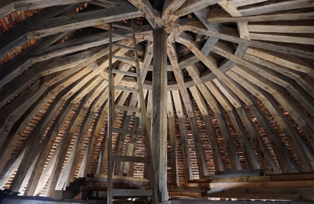 Des amis construisent un château médiéval en utilisant uniquement les techniques et matériaux du Moyen Âge