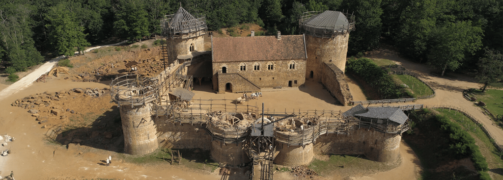 Des amis construisent un château médiéval en utilisant uniquement les techniques et matériaux du Moyen Âge