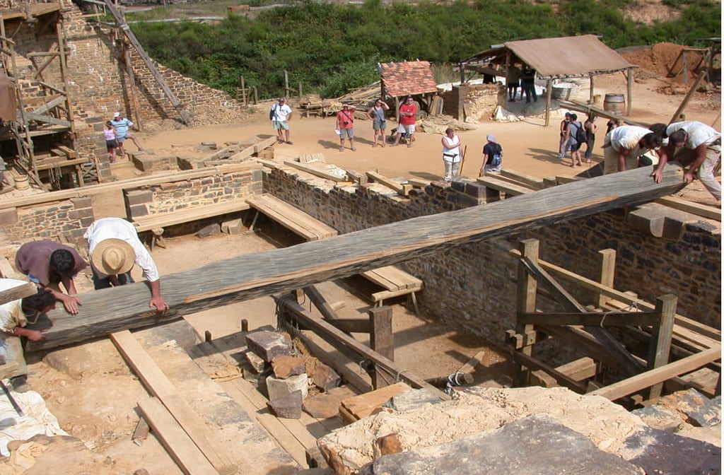 Des amis construisent un château médiéval en utilisant uniquement les techniques et matériaux du Moyen Âge