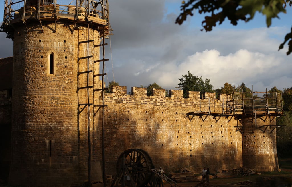 Des amis construisent un château médiéval en utilisant uniquement les techniques et matériaux du Moyen Âge