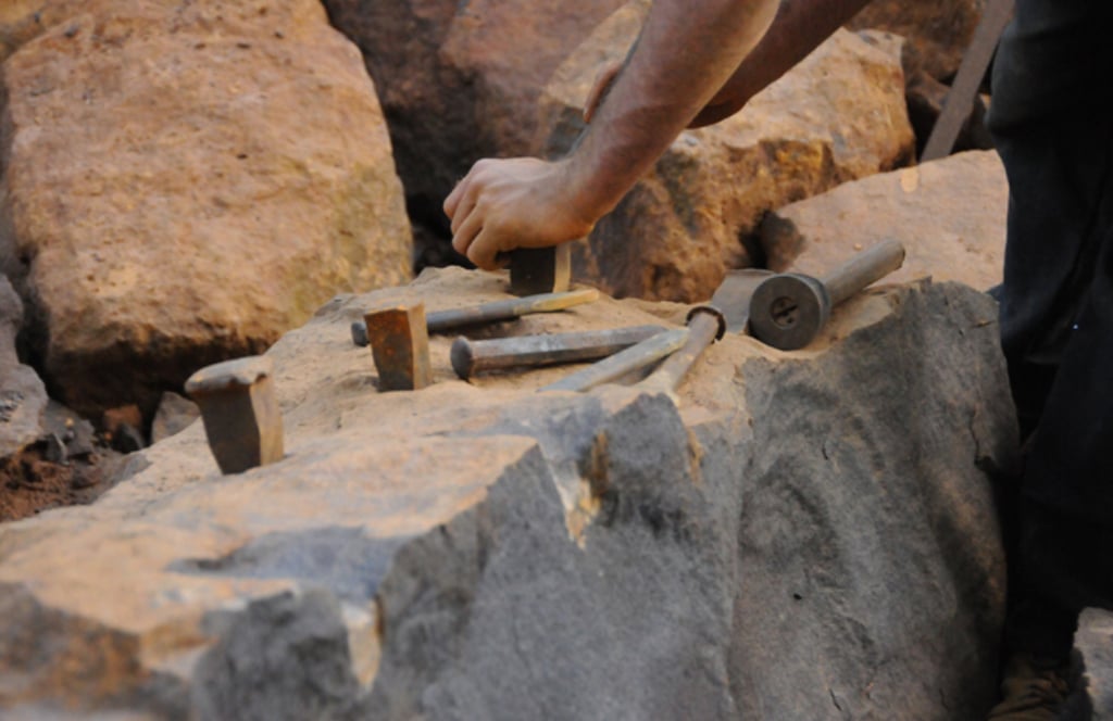 Des amis construisent un château médiéval en utilisant uniquement les techniques et matériaux du Moyen Âge