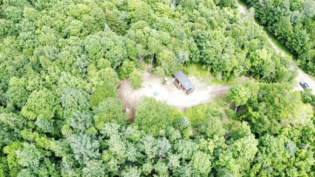 Vendue meublée à 139 000 $! Superbe mini maison au cœur de la forêt