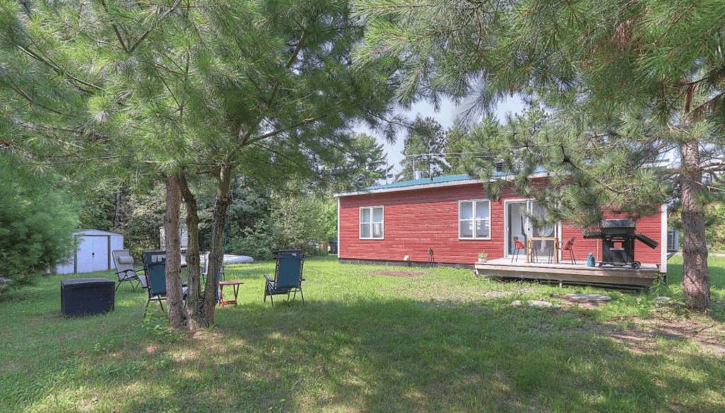 Ce chalet moderne avec vue sur le lac est vendu pour moins cher qu'un condo montréalais