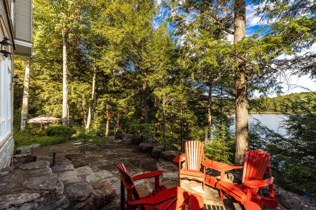 Beauté rustique longeant un lac dans un paradis boisé de plus de 138 acres