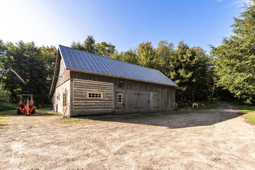 Beauté rustique longeant un lac dans un paradis boisé de plus de 138 acres