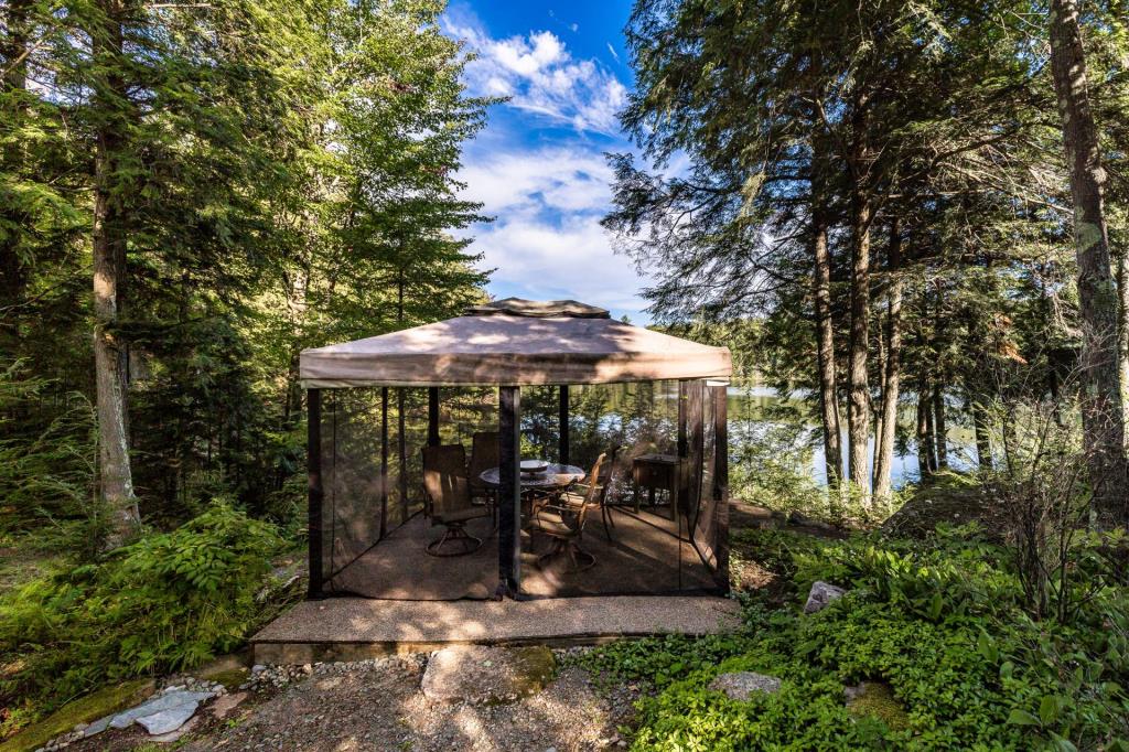 Beauté rustique longeant un lac dans un paradis boisé de plus de 138 acres