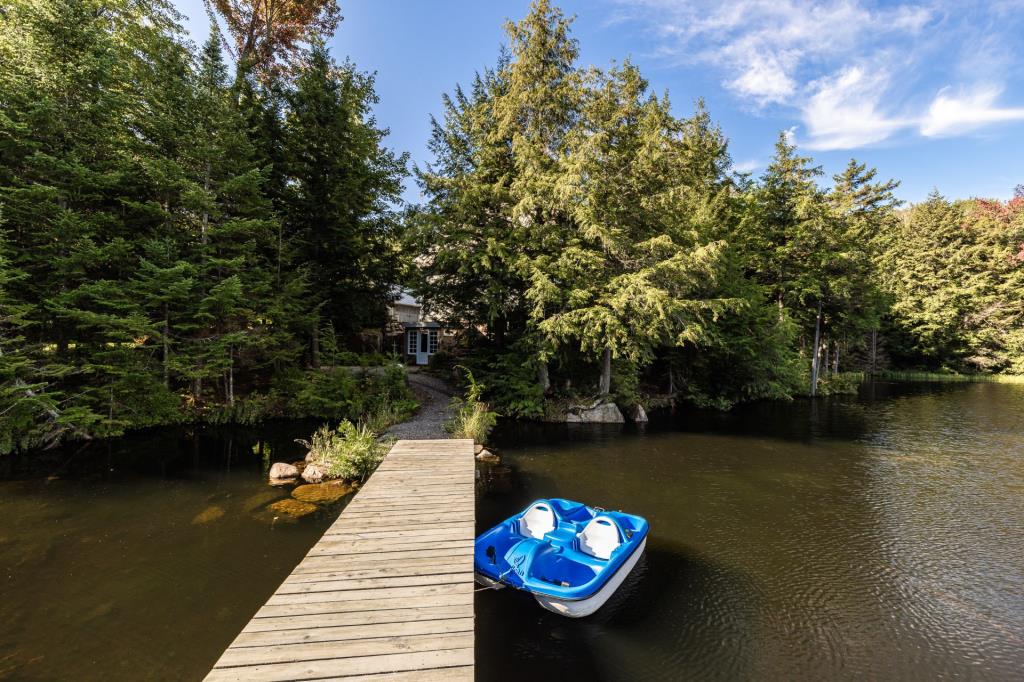 Beauté rustique longeant un lac dans un paradis boisé de plus de 138 acres