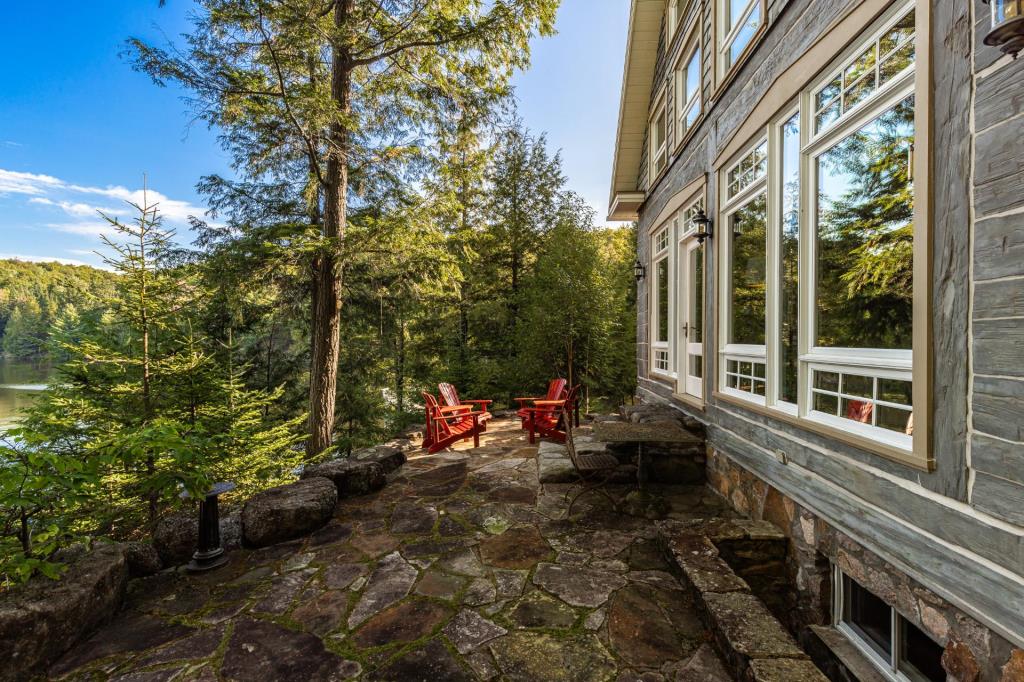 Beauté rustique longeant un lac dans un paradis boisé de plus de 138 acres