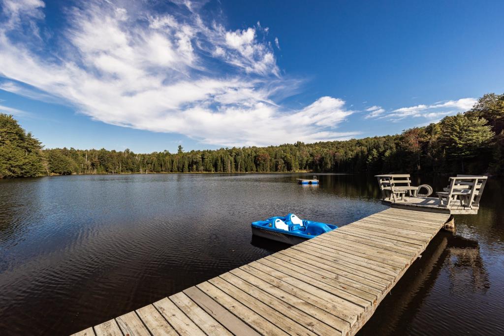 Beauté rustique longeant un lac dans un paradis boisé de plus de 138 acres