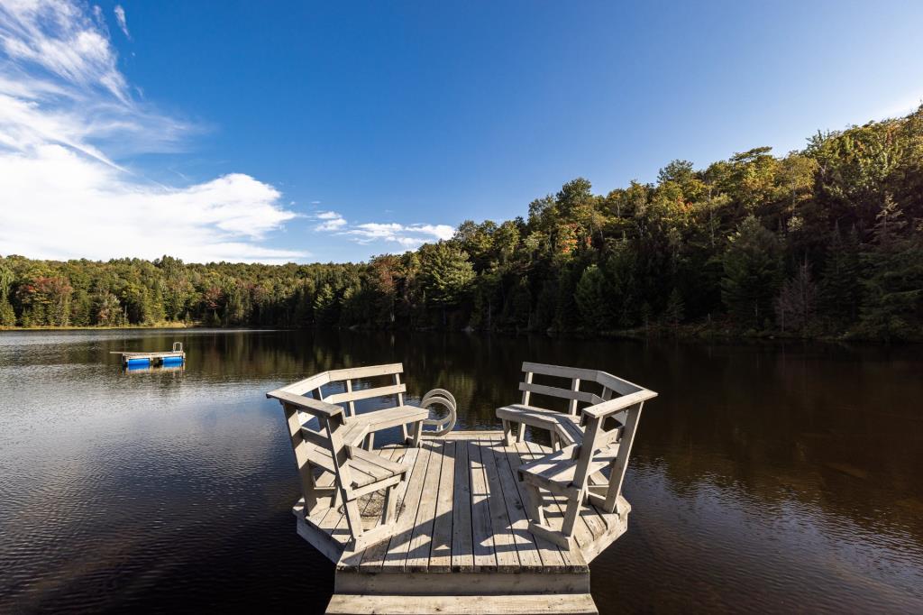 Beauté rustique longeant un lac dans un paradis boisé de plus de 138 acres