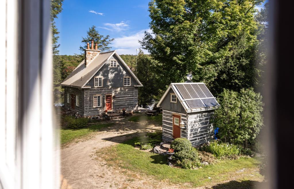 Beauté rustique longeant un lac dans un paradis boisé de plus de 138 acres