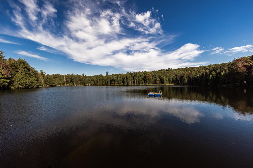 Beauté rustique longeant un lac dans un paradis boisé de plus de 138 acres