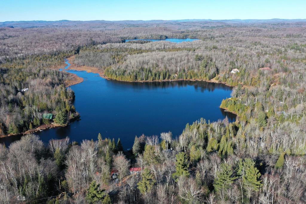 Irrésistible maison en bois rond surplombant un lac à vendre pour 369 900 $