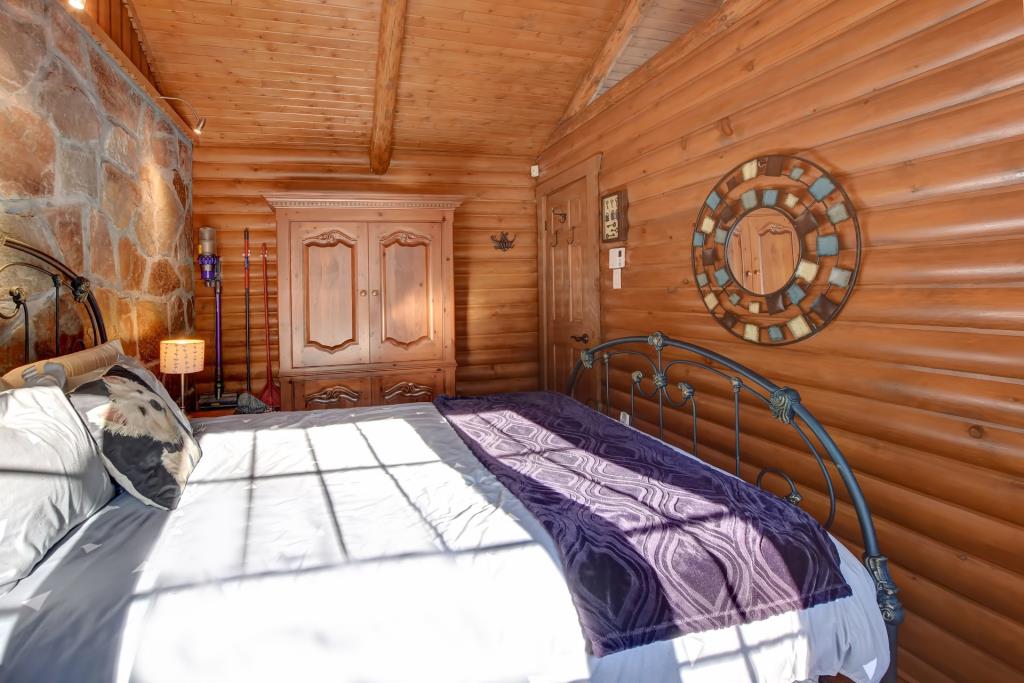 Irrésistible maison en bois rond surplombant un lac à vendre pour 369 900 $