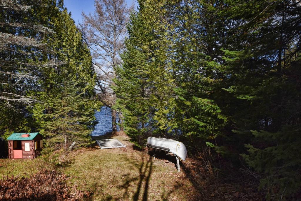 Irrésistible maison en bois rond surplombant un lac à vendre pour 369 900 $